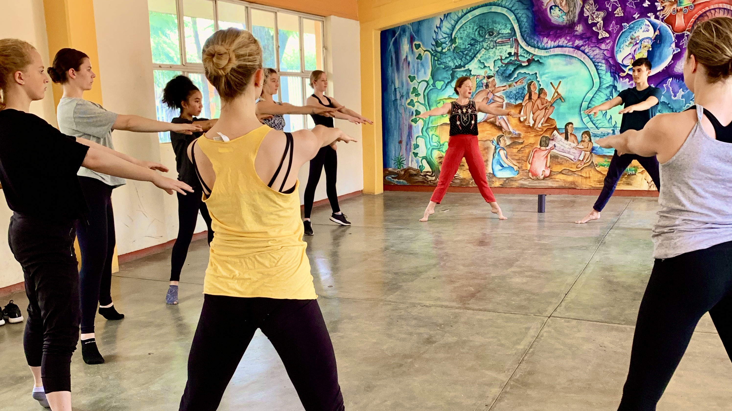 JUNTOSYouth dancers during a workshop (2019)